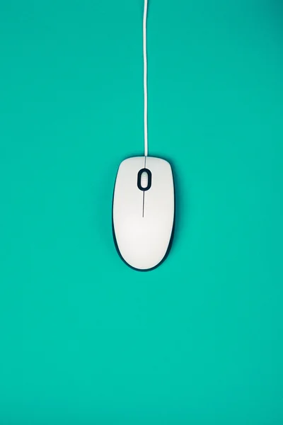 Комп'ютерна миша на фоні смарагду — стокове фото