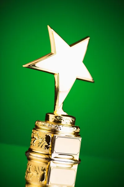 Золотий трофей зірки на зеленому фоні — стокове фото