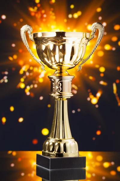 Troféu copo de ouro contra faíscas brilhantes fundo — Fotografia de Stock