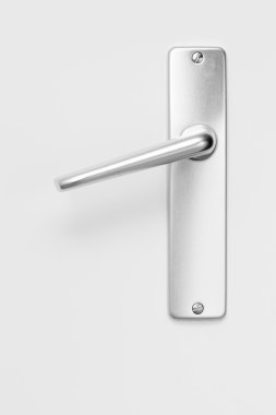 Metalik kapı kolu, beyaz arka plan