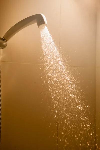 Mandi air panas dengan air yang mengalir dan uap — Stok Foto