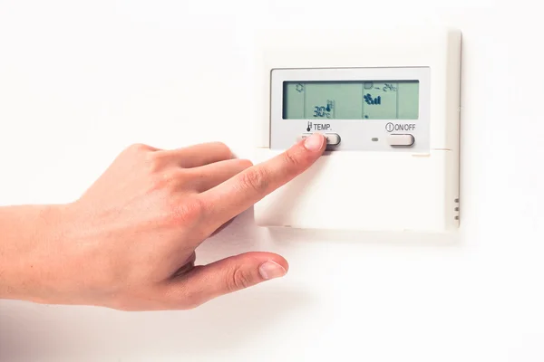 Digitales Klima-Thermostat per Hand steuern — Stockfoto