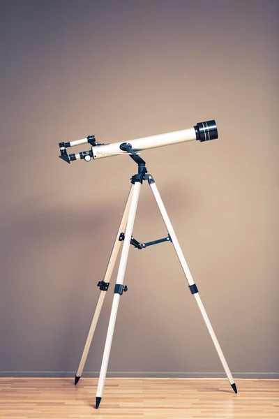 Teleskop på stativ med kopia-utrymme — Stockfoto
