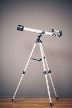 Tripod üzerindeki teleskop