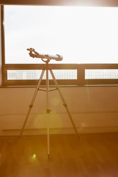 Telescópio na varanda e luz do sol — Fotografia de Stock