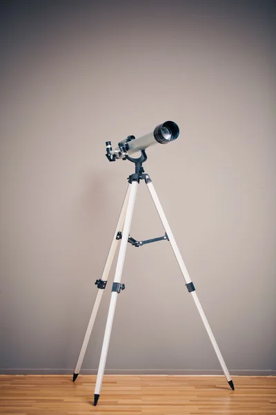 Tripod üzerindeki teleskop — Stok fotoğraf