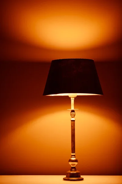Lámpara interior con luz cálida contra fondo de pared de yeso — Foto de Stock