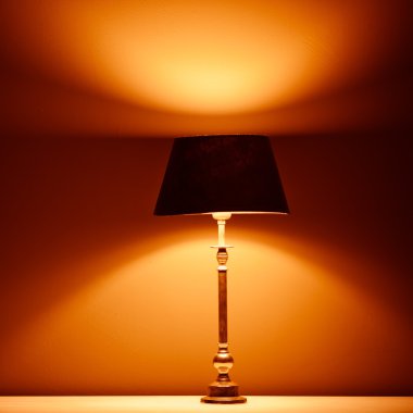 alçı duvar arka plan karşı sıcak ışık ile iç lamba