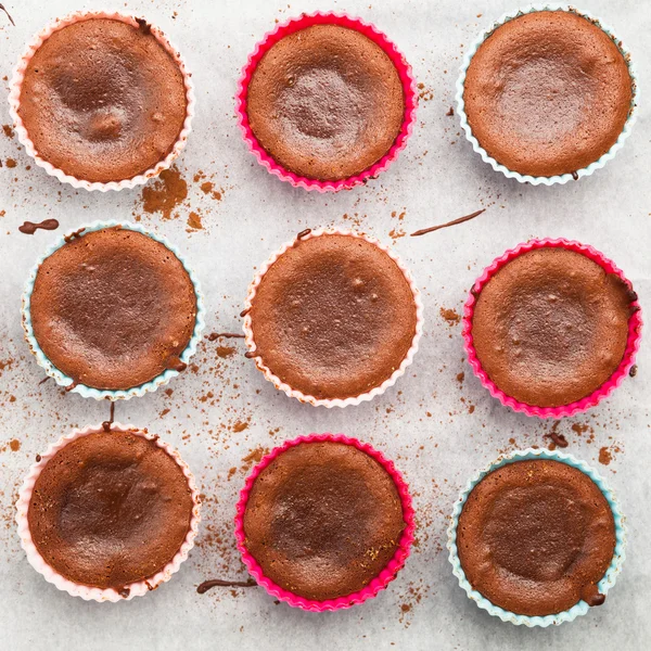 Торты из расплавленного шоколада, выпеченные в силиконовых формах — стоковое фото