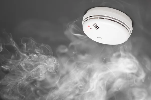 Smoke detector of fire alarm in action — Stock Photo, Image