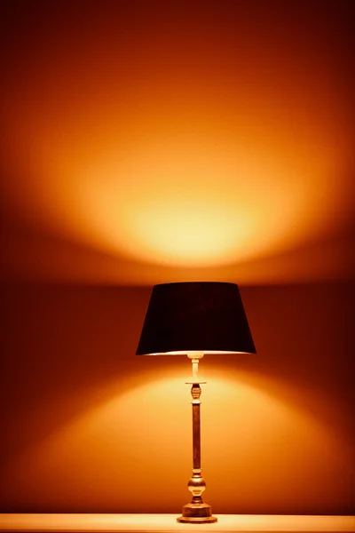 Lampada interna con luce calda sullo sfondo della parete in gesso — Foto Stock