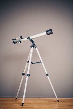 Tripod üzerindeki teleskop
