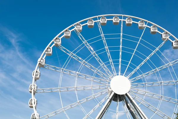 Ruota panoramica bianca contro sfondo cielo blu — Foto Stock