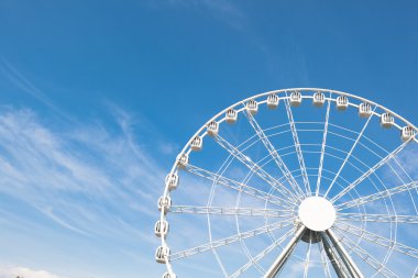 Mavi gökyüzü arka plan beyaz dönme dolap