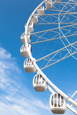 Mavi gökyüzü arka plan beyaz dönme dolap parçası