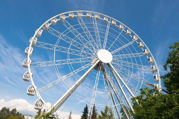 Ruota panoramica bianca contro sfondo cielo blu — Foto Stock