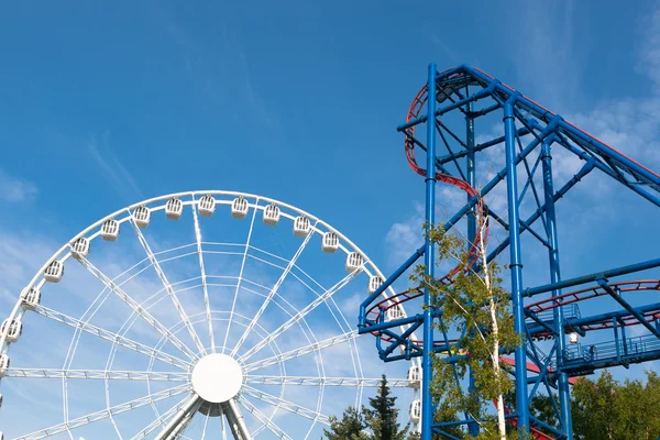 Noria y montaña rusa en parque temático — Foto de Stock