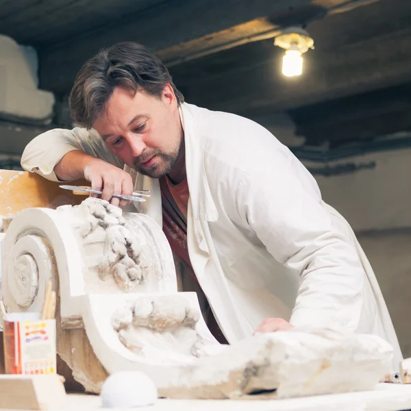 Restauratore che lavora con modello di gesso in officina — Foto Stock