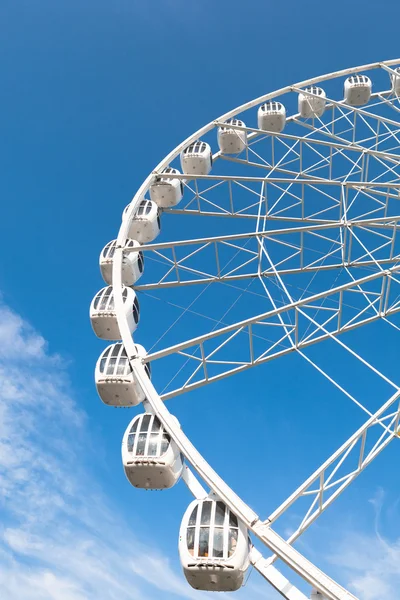 Parte de la rueda del hurón blanco sobre fondo azul del cielo —  Fotos de Stock