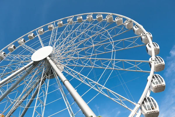 Moderna ruota panoramica bianca sullo sfondo del cielo blu — Foto Stock