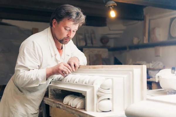 Restauratore che lavora con modello di gesso in officina — Foto Stock