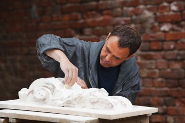 Usta Restoratör alçı modeli ile çalışma