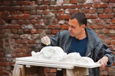 Usta Restoratör alçı modeli ile çalışma