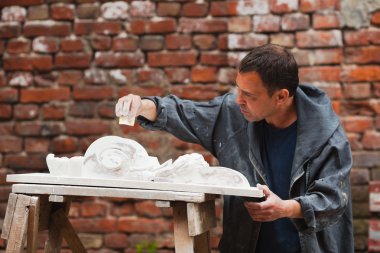 Usta Restoratör alçı modeli ile çalışma