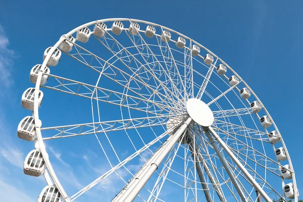 Moderna ruota panoramica bianca sullo sfondo del cielo blu — Foto Stock