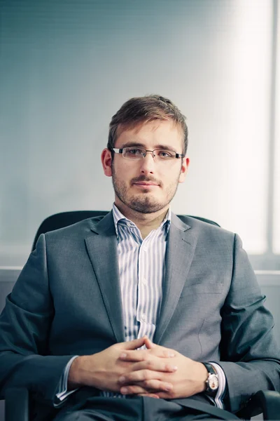 Un hombre de negocios sonriente en la oficina —  Fotos de Stock