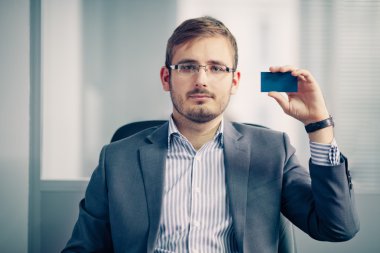 boş kartvizit ofiste tutan işadamı