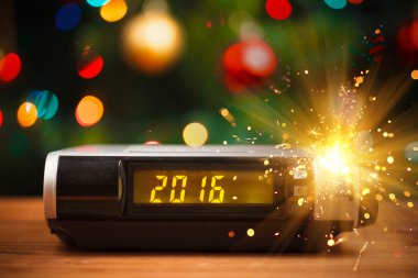 Dijital saat ekran 2016 yeni yıl maytap ile ışık saçtı
