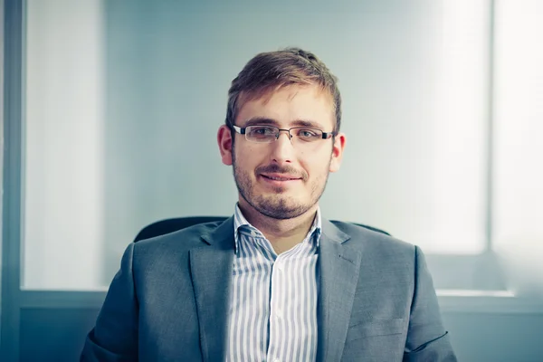 Homme d'affaires souriant dans le bureau — Photo