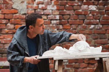 Usta Restoratör alçı modeli ile çalışma