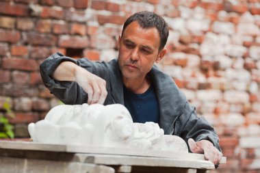 Usta Restoratör alçı modeli ile çalışma