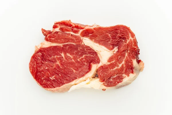 Frisches rohes Fleisch auf weißem Hintergrund — Stockfoto