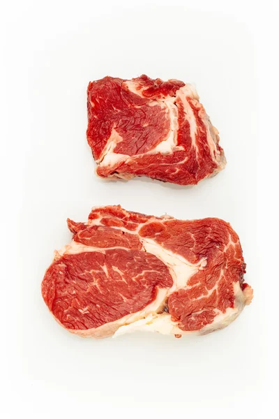 Frisches rohes Fleisch auf weißem Hintergrund — Stockfoto