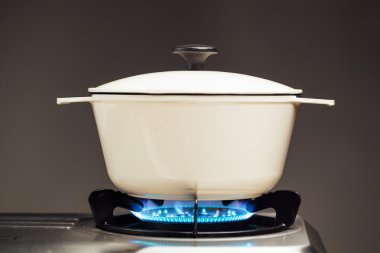 Beyaz dökme demir tencere gaz sobası