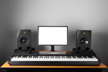 dijital ses iş istasyonu (küçük karga) studio elektronik piyano ve monitör hoparlör ile
