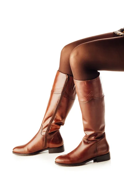 女人腿穿棕色皮靴高 — 图库照片
