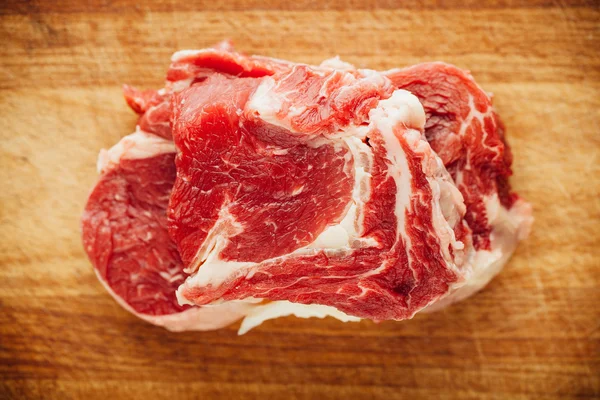 Frisches rohes Fleisch auf Holztablett — Stockfoto