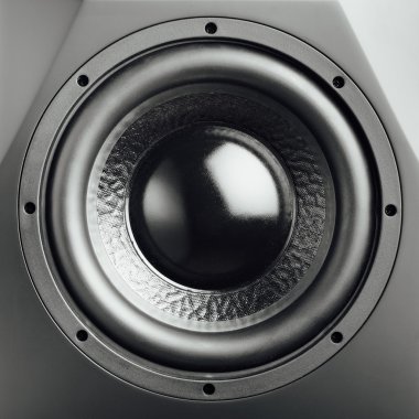 profesyonel stüdyo subwoofer hoparlör üzerinde beyaz izole