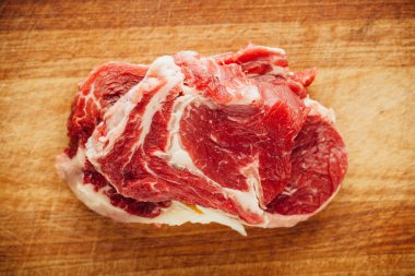 ahşap tepsi üzerinde taze çiğ et