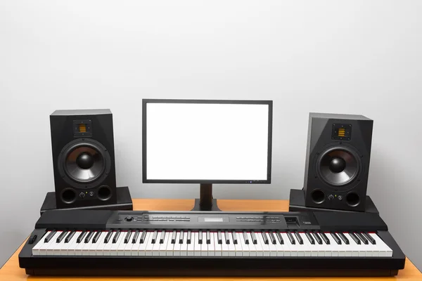 Digitalt lydarbeidsstudio (daw) med elektroniske piano- og monitorhøyttalere – stockfoto