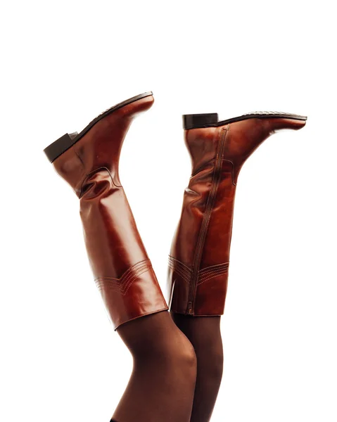 Jambes de femme portant des bottes hautes en cuir marron à l'envers — Photo