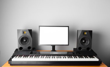 dijital ses iş istasyonu (küçük karga) studio elektronik piyano ve monitör hoparlör ile