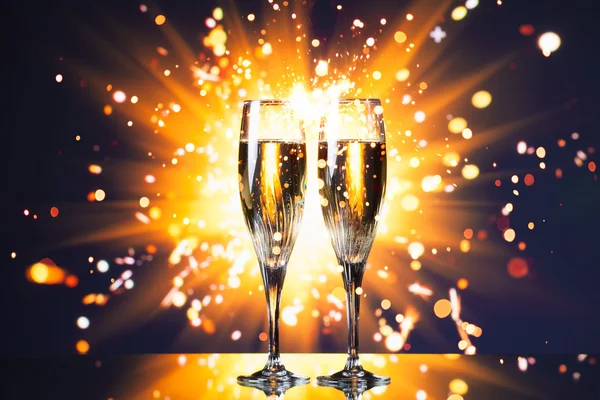 Bicchiere di champagne contro sfondo scintillante — Foto Stock