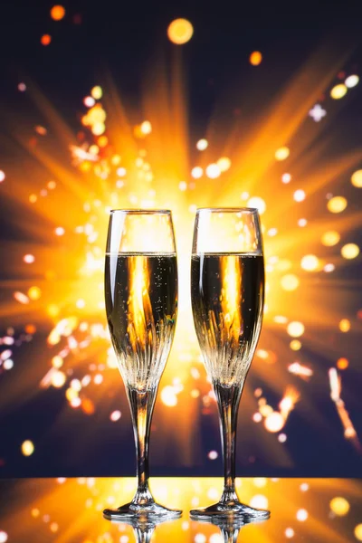 Taça de champanhe contra fundo sparkler — Fotografia de Stock