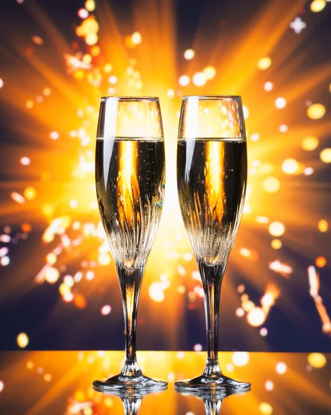 Champagne glas tegen sparkler achtergrond — Stockfoto