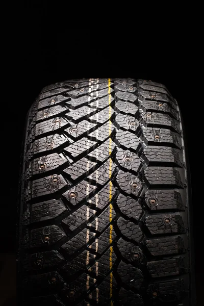 Protetor de pneu de inverno com pregos — Fotografia de Stock